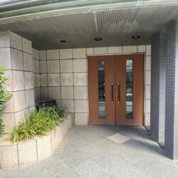 エントランス前