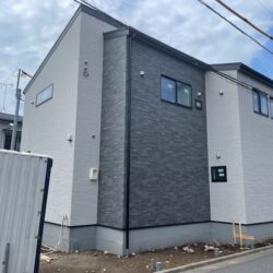 南東側より撮影外観