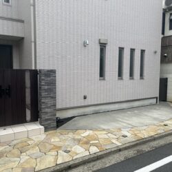 玄関と駐車場玄関